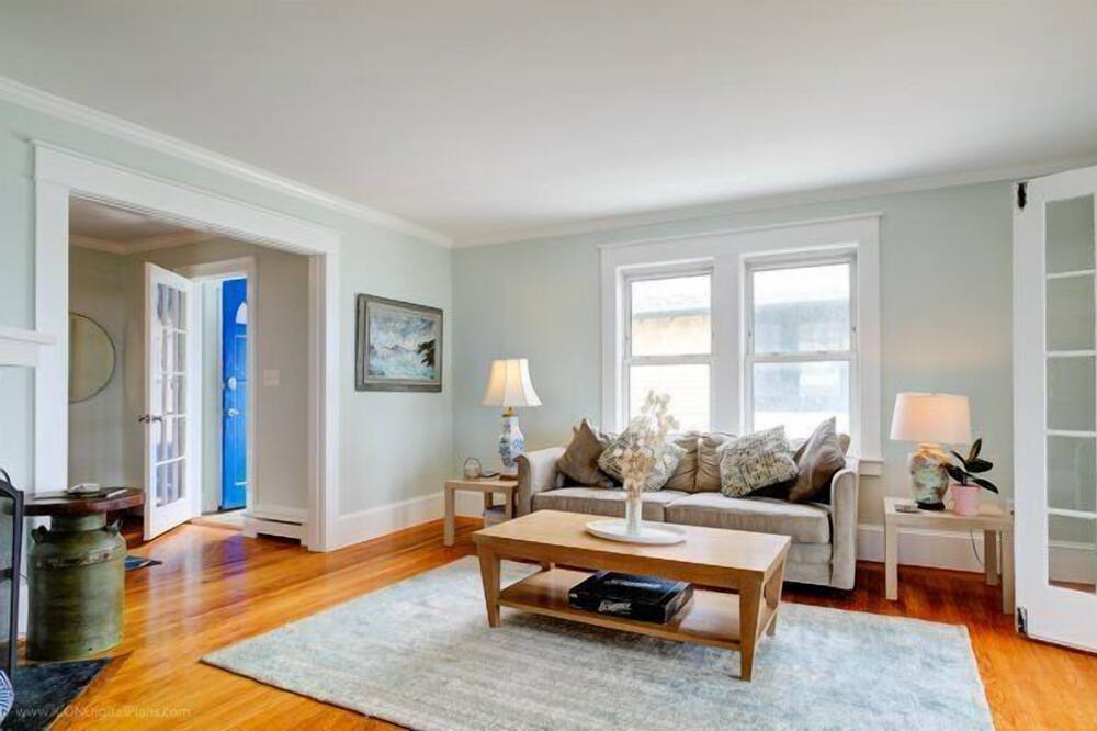 Photo of Livingroom in Easton's Point