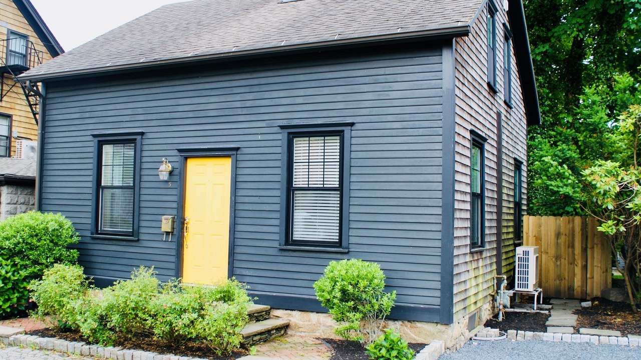 Photo of Outdoor in Off Broadway