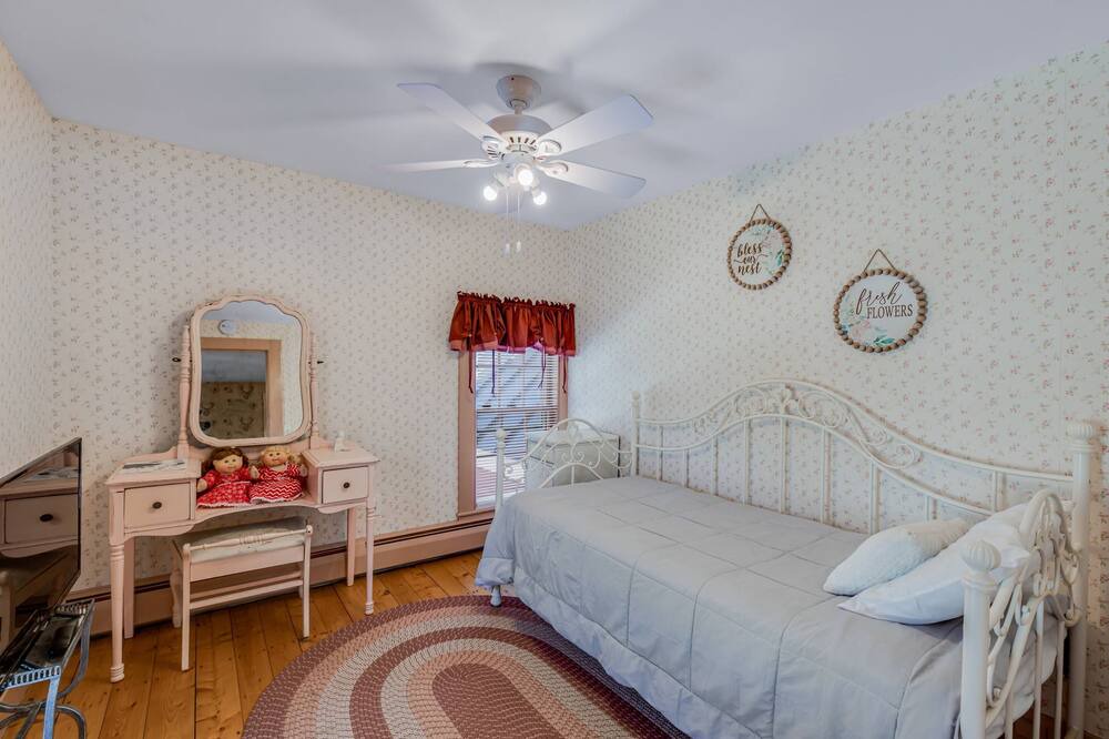 Photo of Bedroom in Freedom