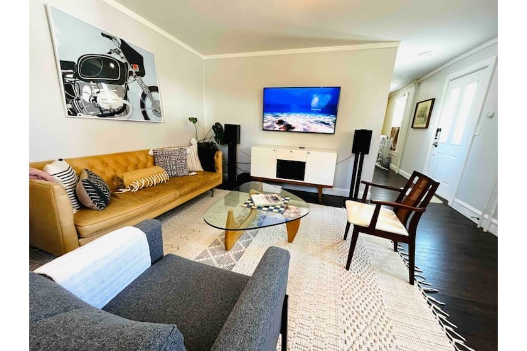 Photo of Livingroom in Off Broadway