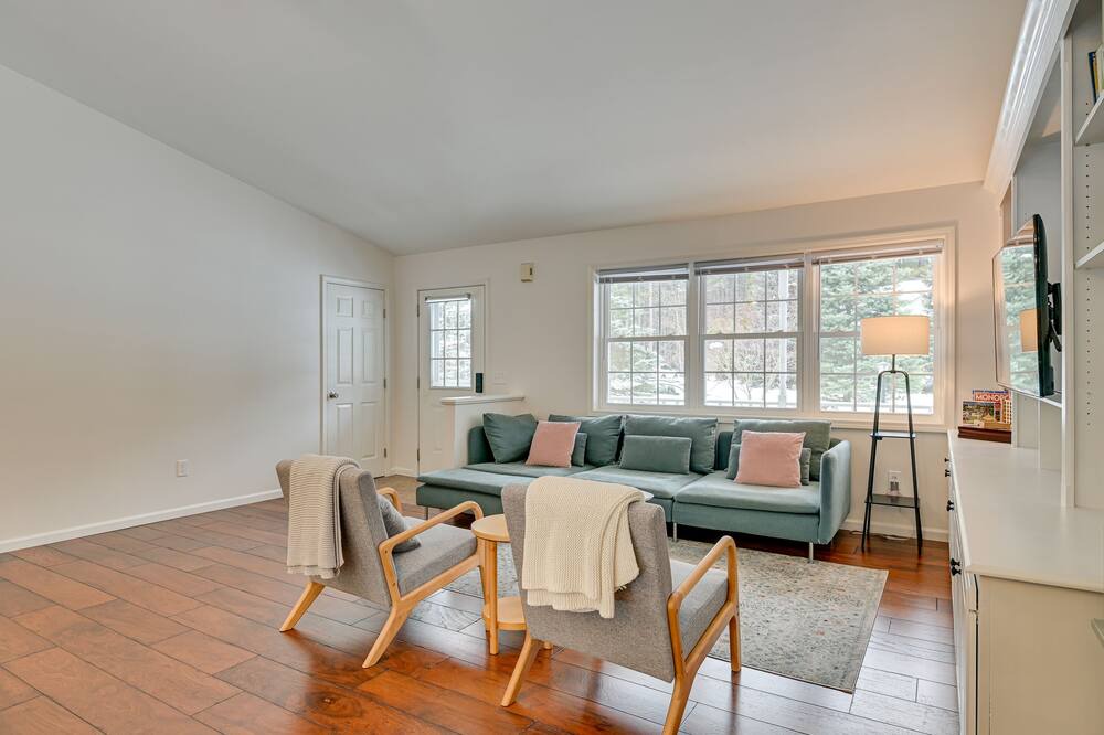 Photo of Livingroom in Queensbury