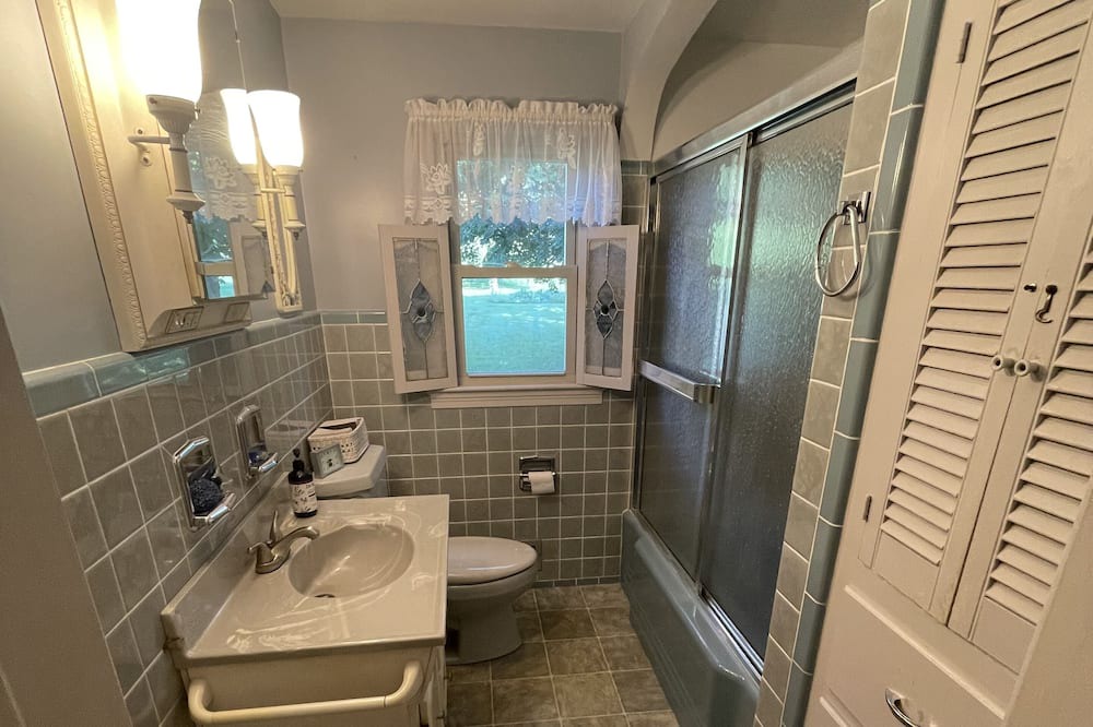Photo of Bathroom in Lee