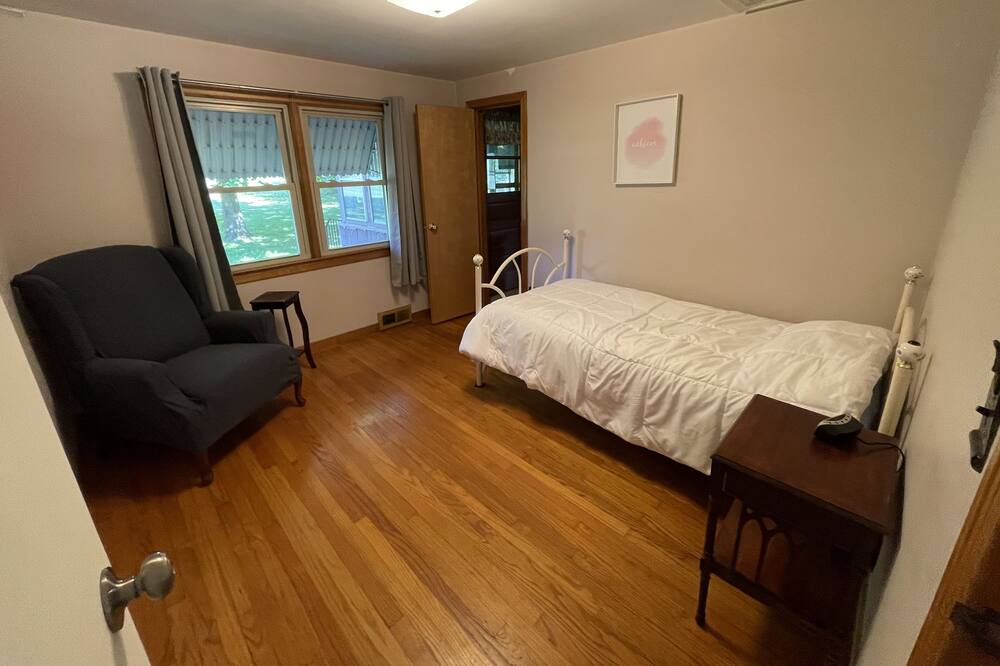 Photo of Bedroom in Lee