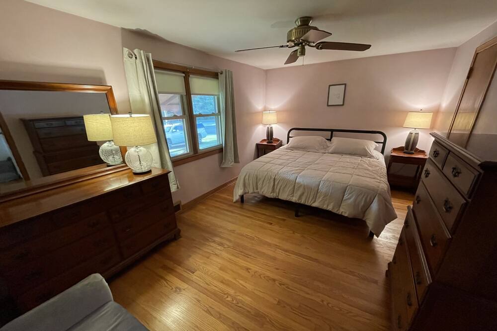 Photo of Bedroom in Lee