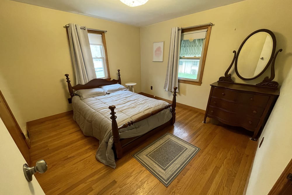 Photo of Bedroom in Lee