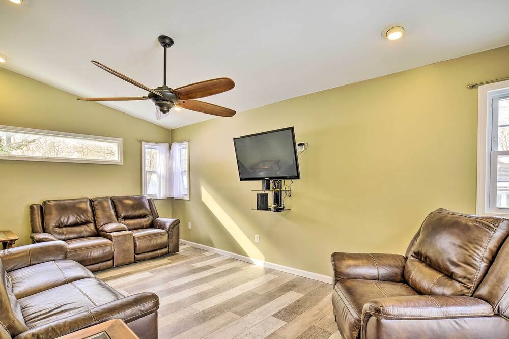 Photo of Livingroom in Town of Richmond