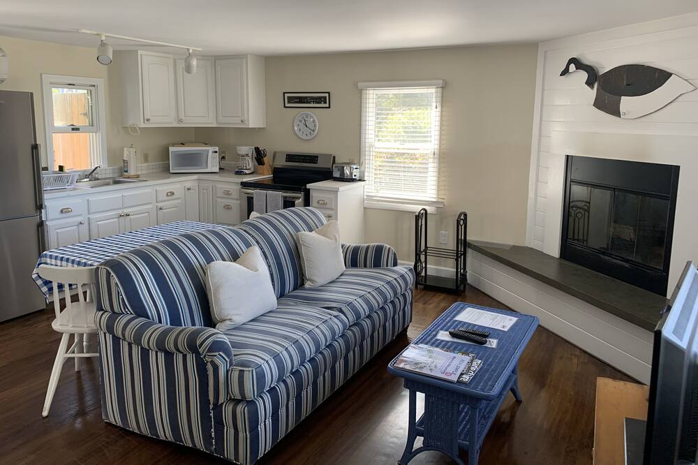 Photo of Livingroom in Menemsha