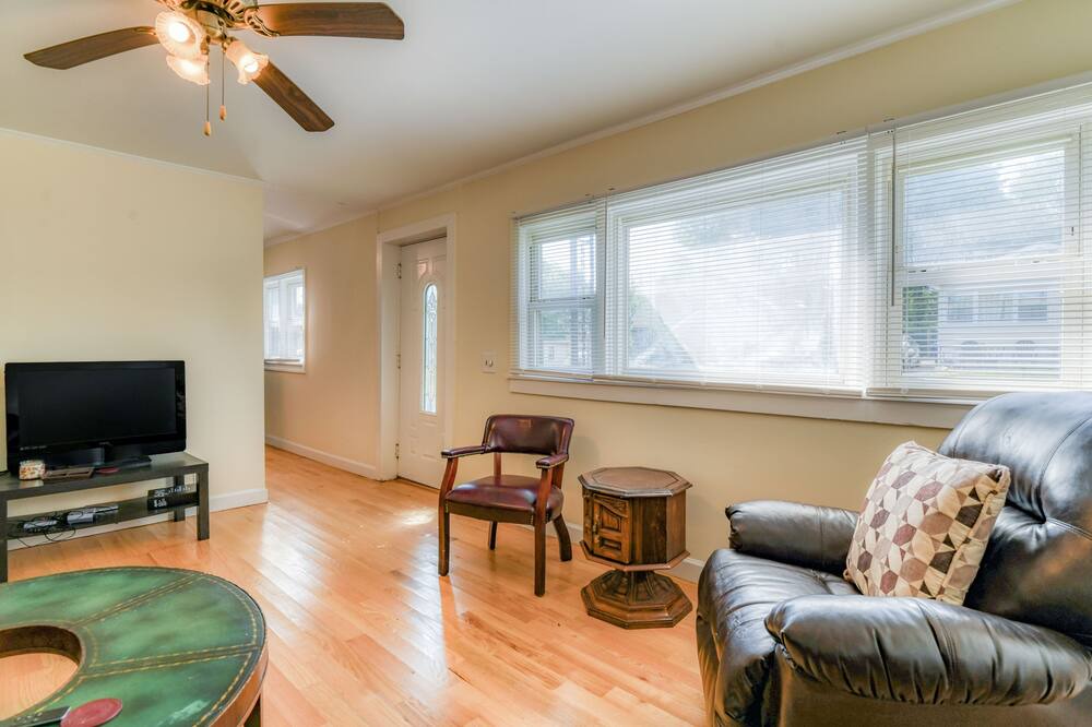 Photo of Livingroom in Neptune City