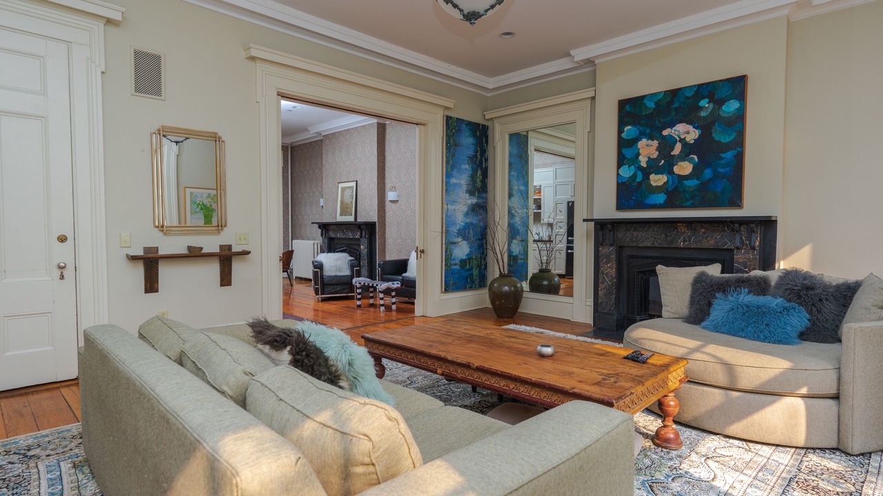 Photo of Livingroom in College Hill