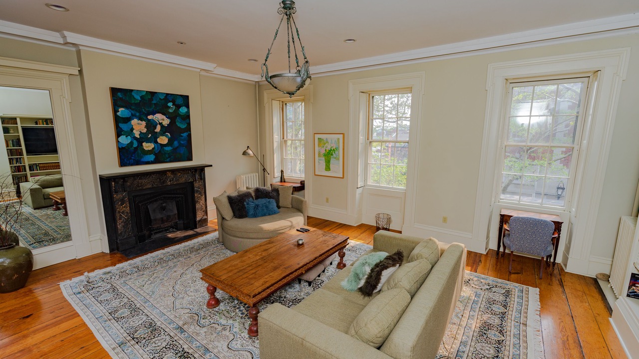 Photo of Livingroom in College Hill