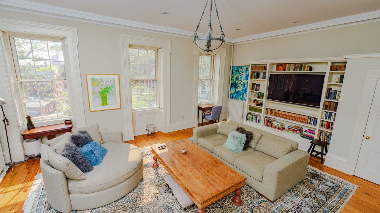 Photo of Livingroom in College Hill