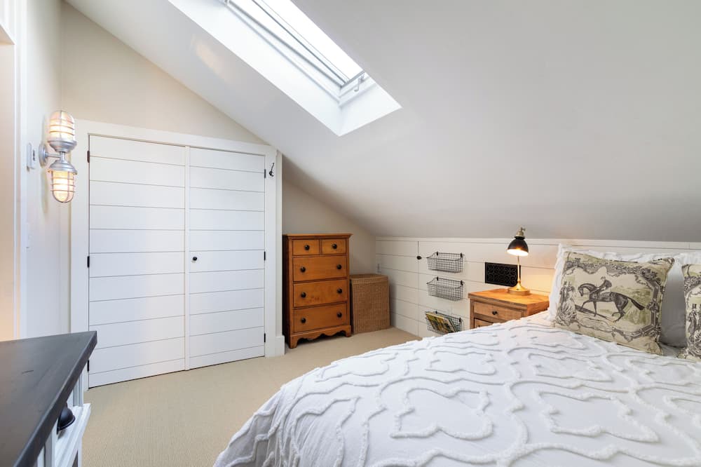 Photo of Bedroom in Bellevue Avenue Historic District