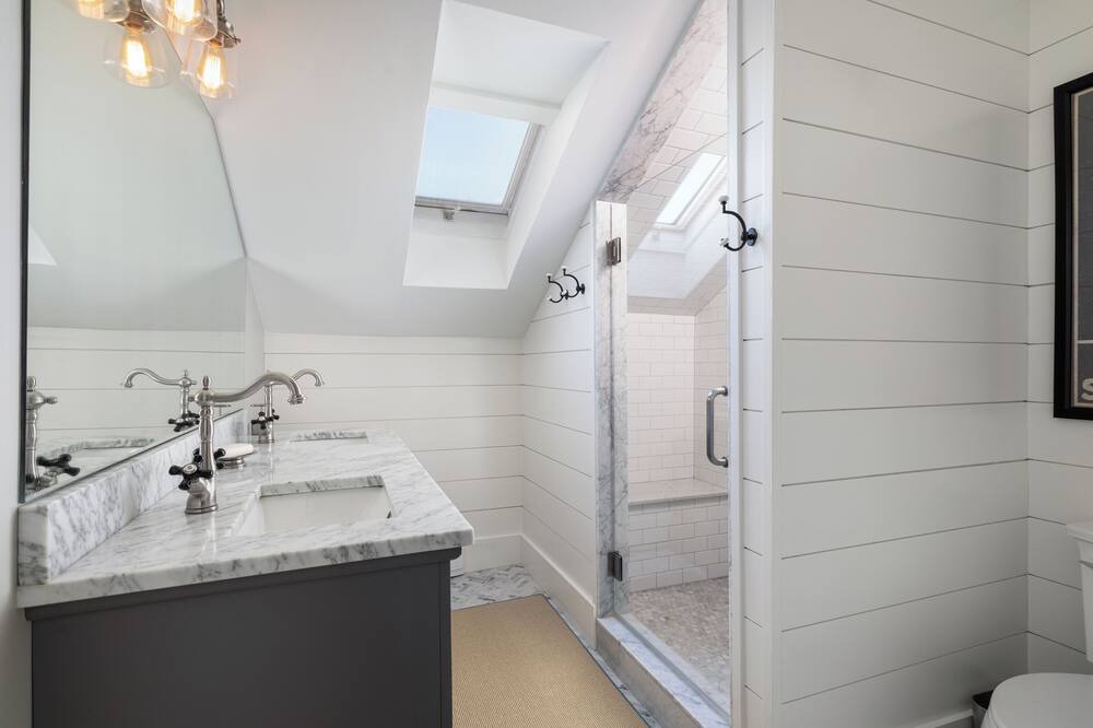 Photo of Bathroom in Bellevue Avenue Historic District