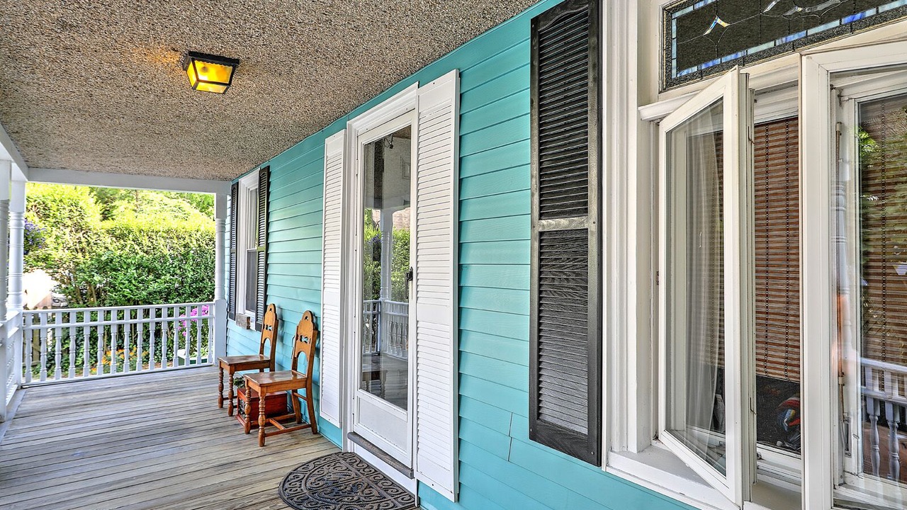 Photo of Patio Balcony in Off Broadway