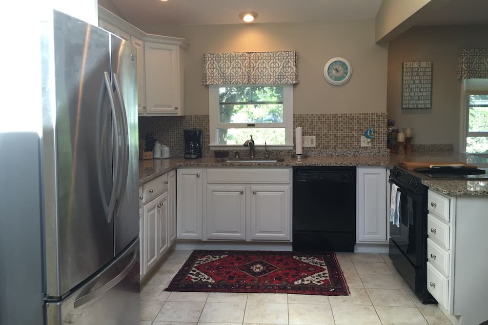 Photo of Kitchen in Bellevue Avenue Historic District