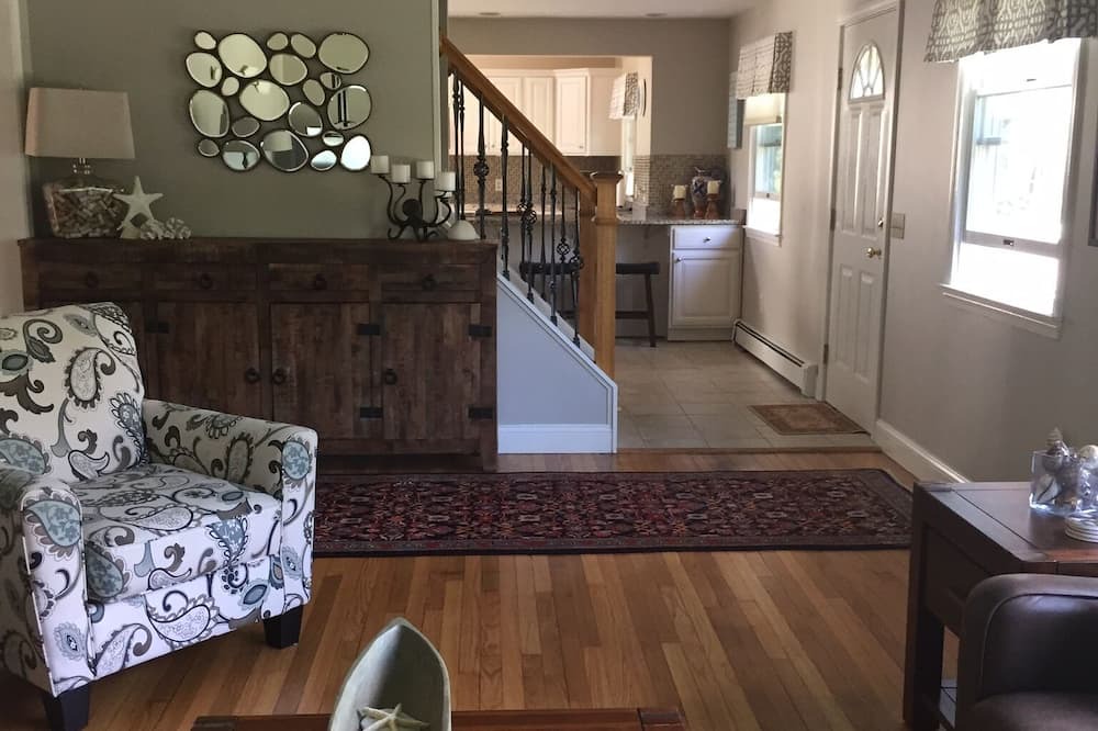Photo of Livingroom in Bellevue Avenue Historic District