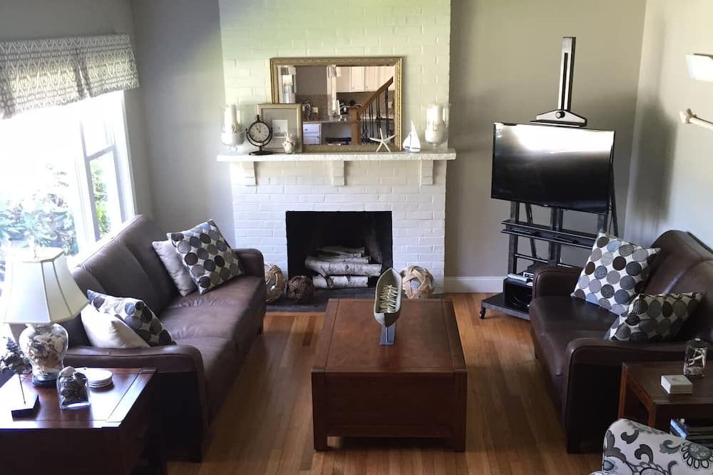 Photo of Livingroom in Bellevue Avenue Historic District