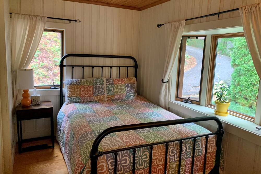 Photo of Bedroom in Alton