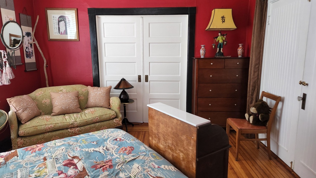 Photo of Bedroom in Off Broadway