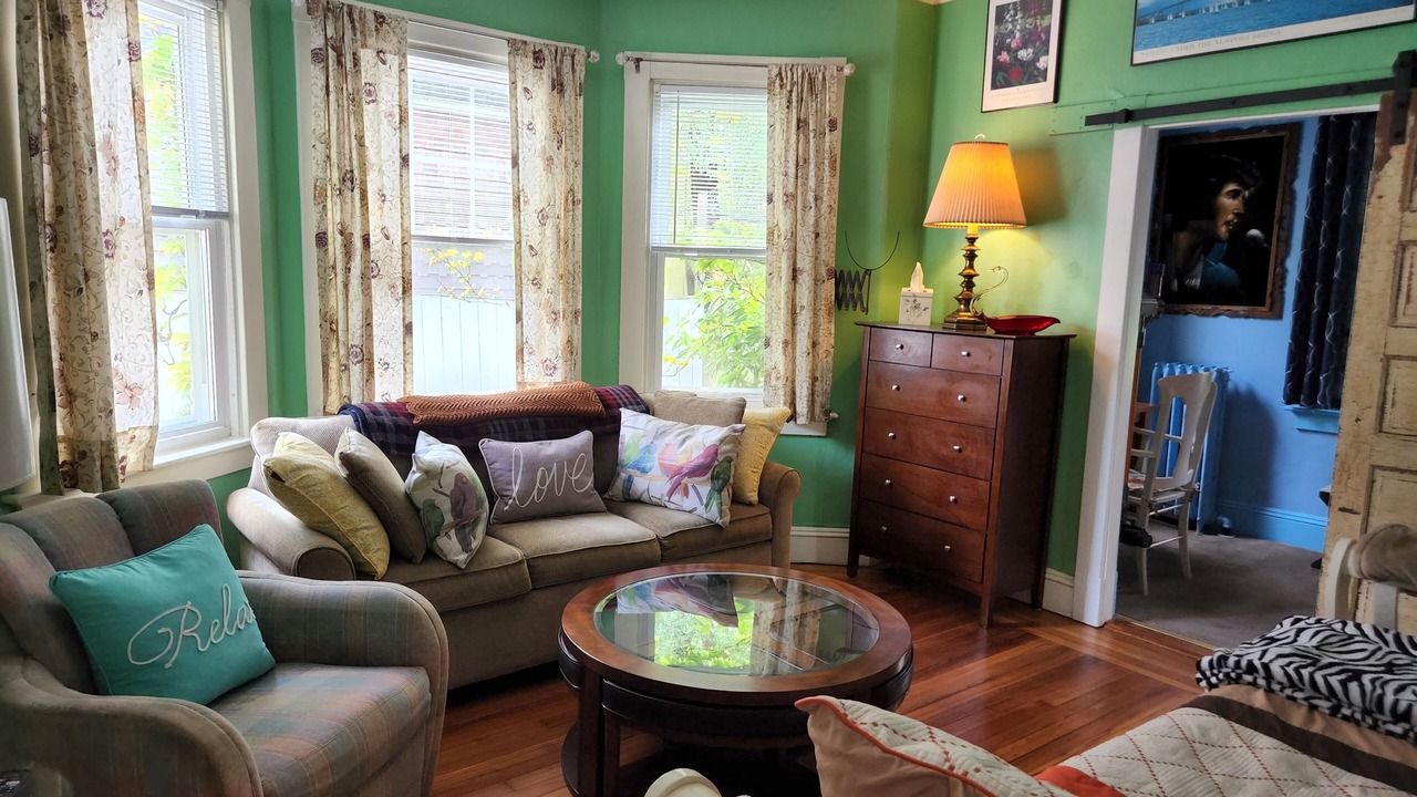 Photo of Livingroom in Off Broadway