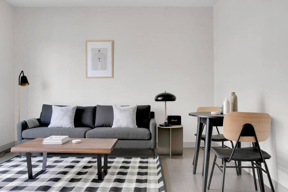 Photo of Livingroom in Forest Hills - Woodbourne