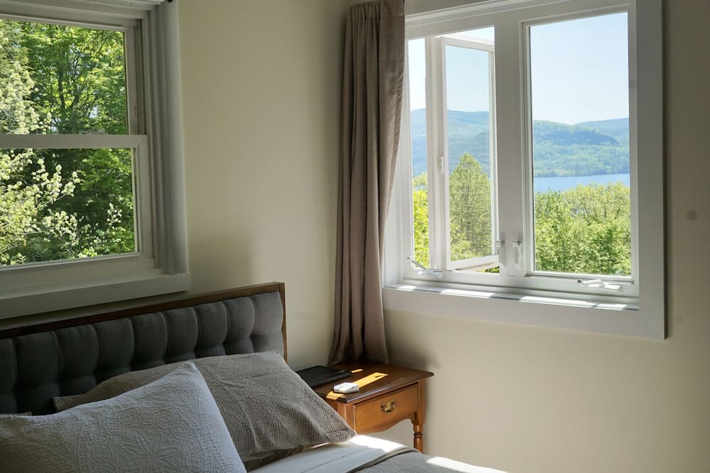 Photo of Livingroom in Bolton Landing