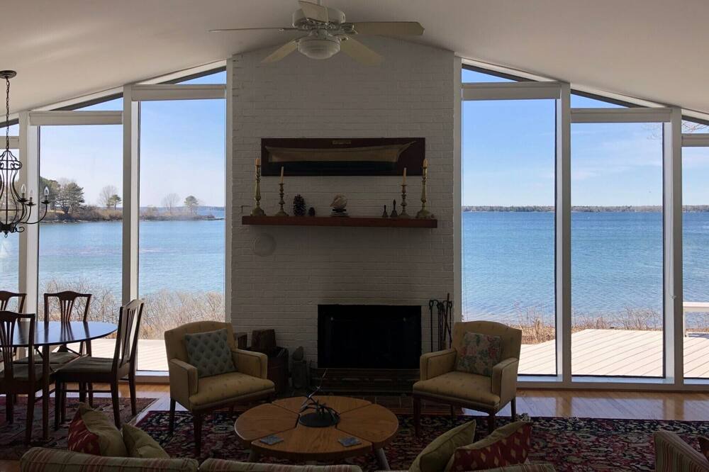 Photo of Livingroom in Mid-Coast and Islands