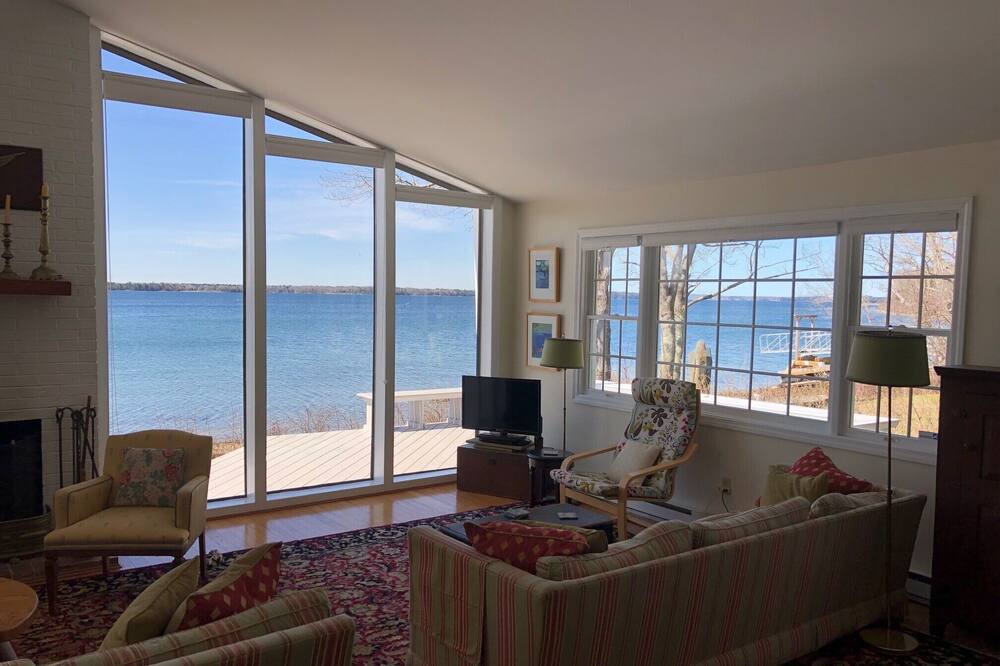 Photo of Livingroom in Mid-Coast and Islands