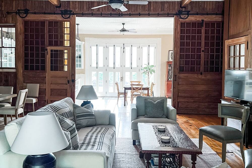 Photo of Livingroom in Fifth Ward