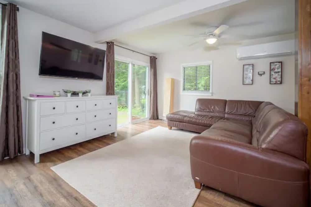 Photo of Livingroom in Findley Lake