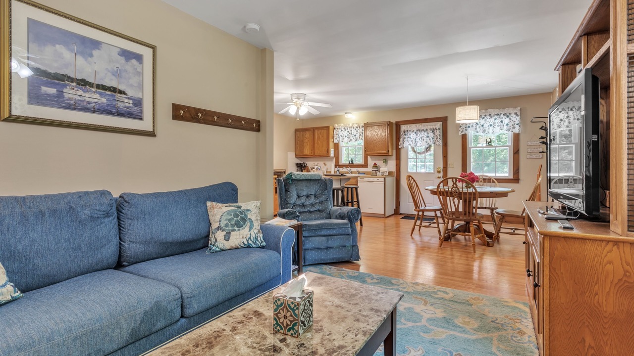 Photo of Livingroom in Old Mystic