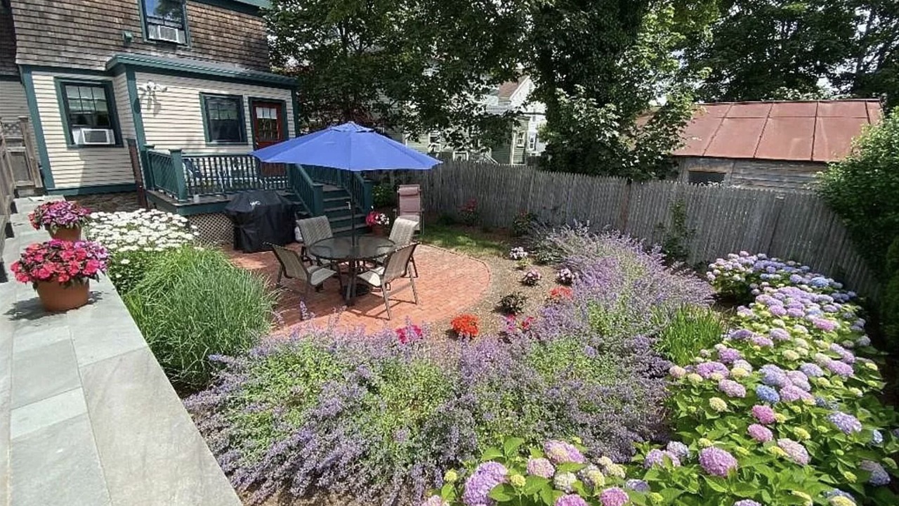 Photo of Outdoor in Off Broadway