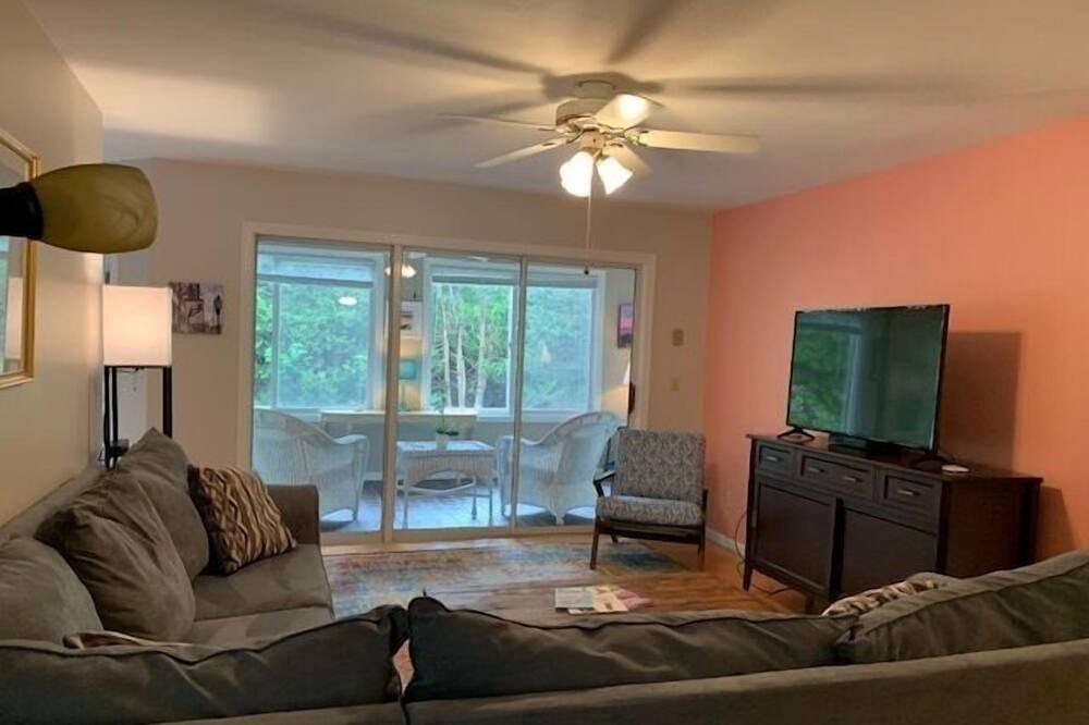 Photo of Livingroom in York Harbor