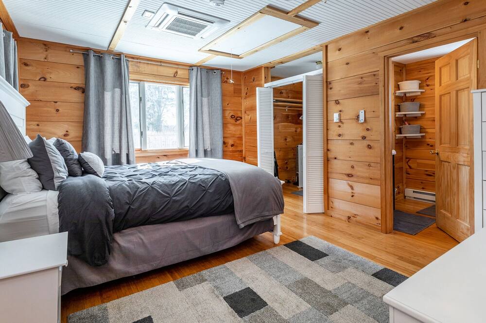 Photo of Bedroom in Lakeside