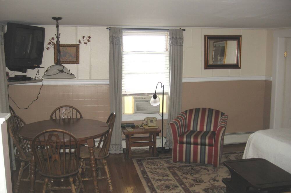 Photo of Livingroom in Weirs Beach
