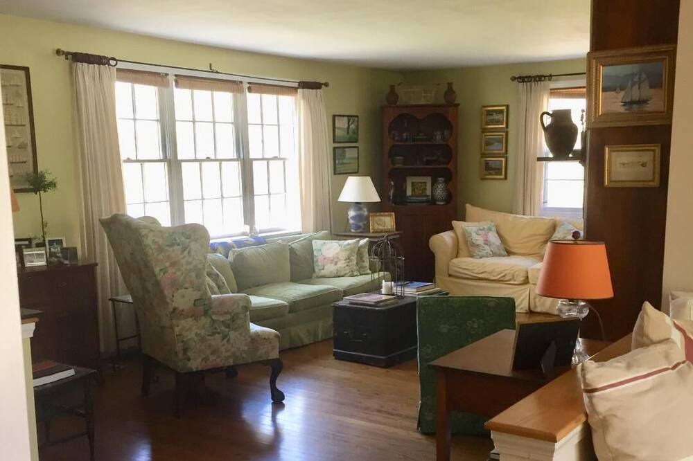 Photo of Livingroom in Easton's Point