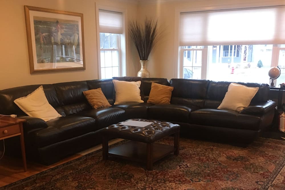 Photo of Livingroom in Woburn