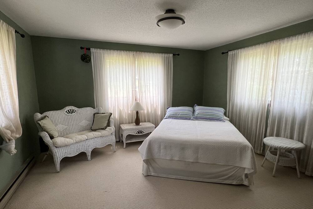 Photo of Bedroom in Lakeside