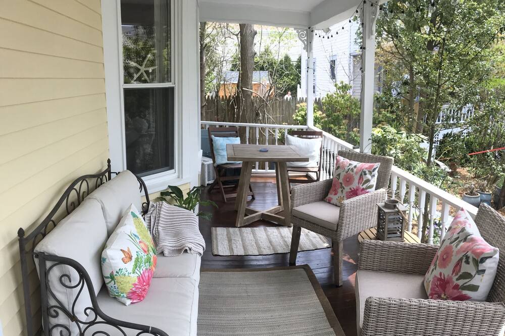 Photo of Patio Balcony in Bellevue Avenue Historic District