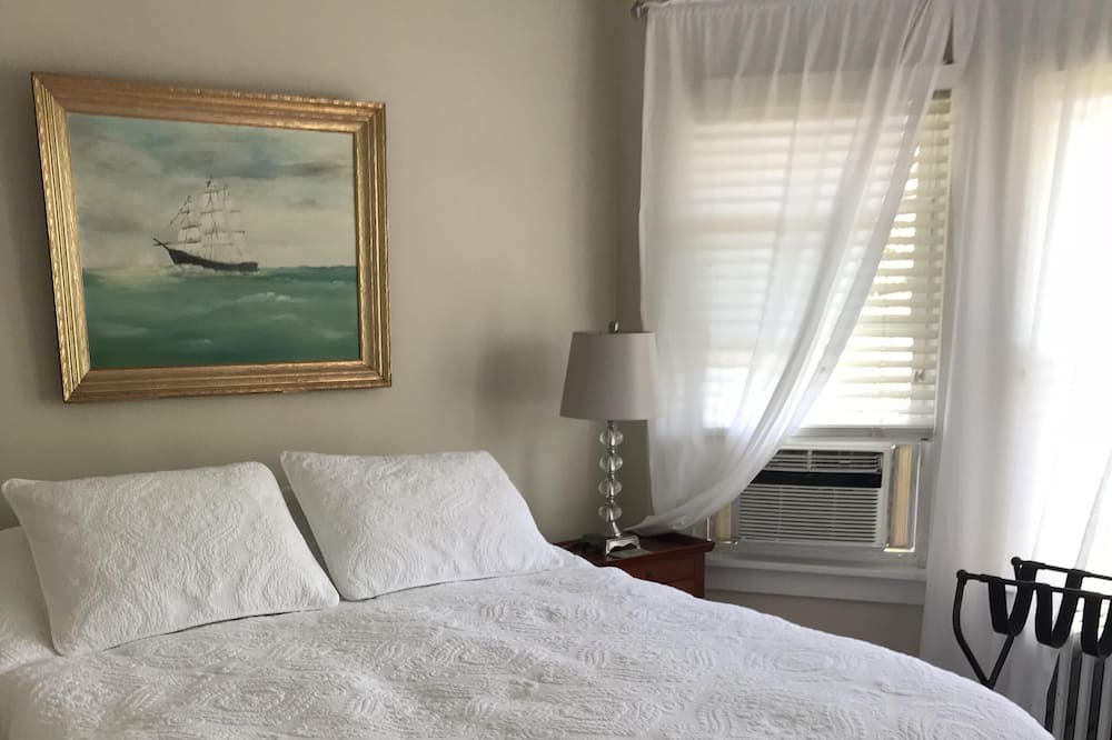 Photo of Bedroom in Bellevue Avenue Historic District