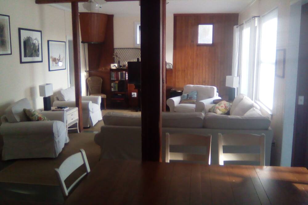 Photo of Livingroom in Easton's Point