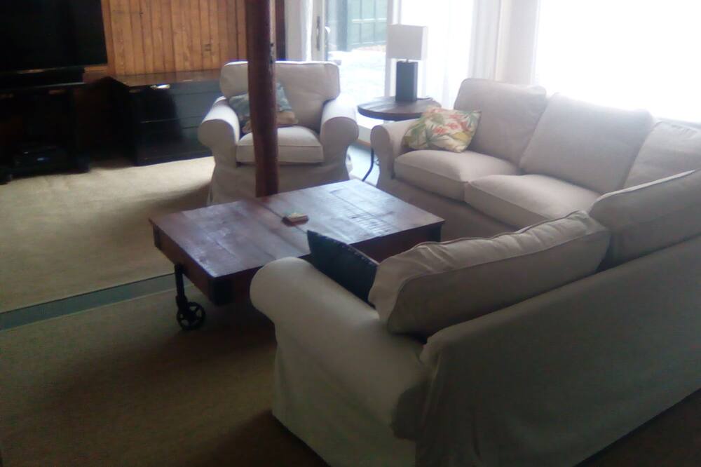 Photo of Livingroom in Easton's Point