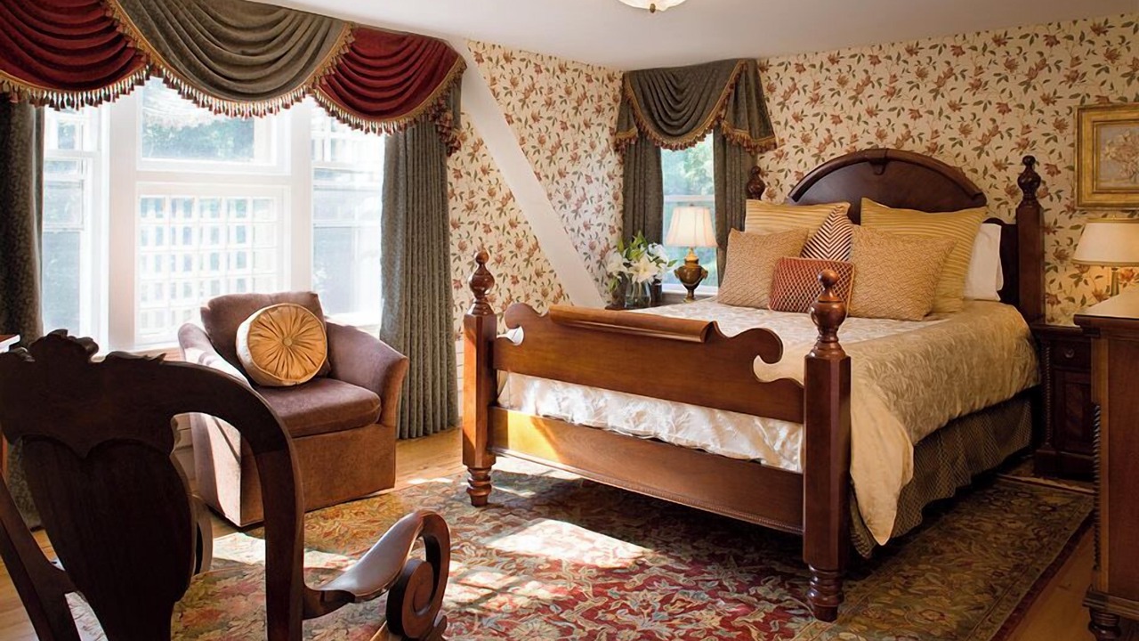 Photo of Bedroom in Bellevue Avenue Historic District