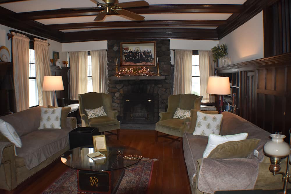 Photo of Livingroom in Woodmont