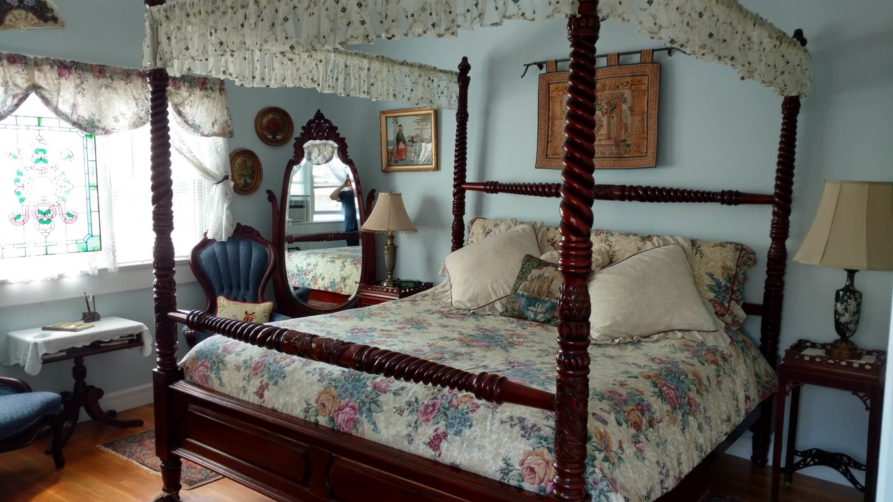 Photo of Bedroom in Top of the Hill