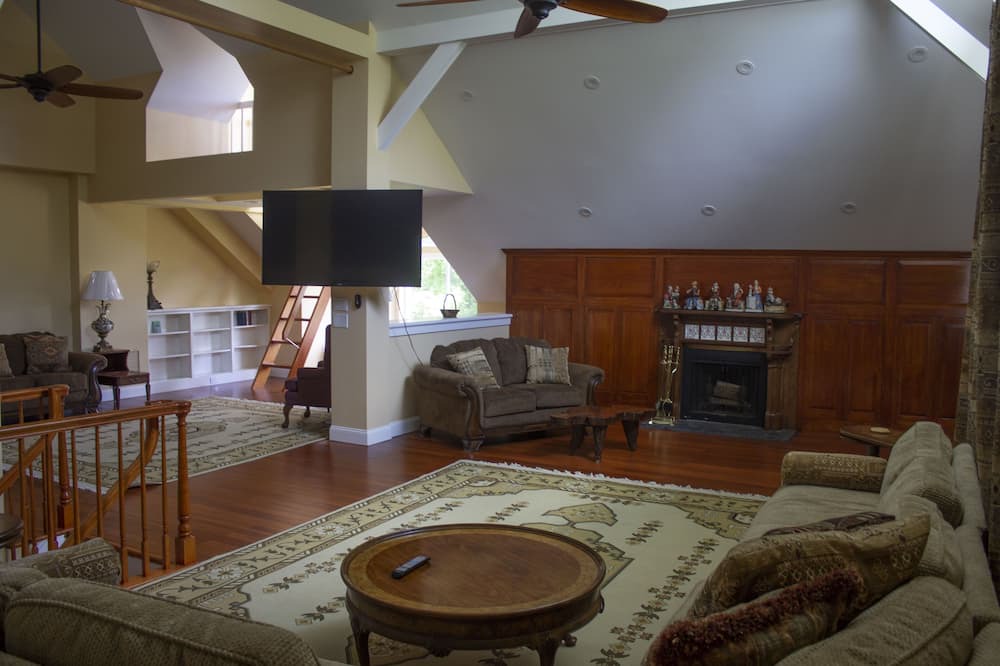 Photo of Livingroom in Lenox