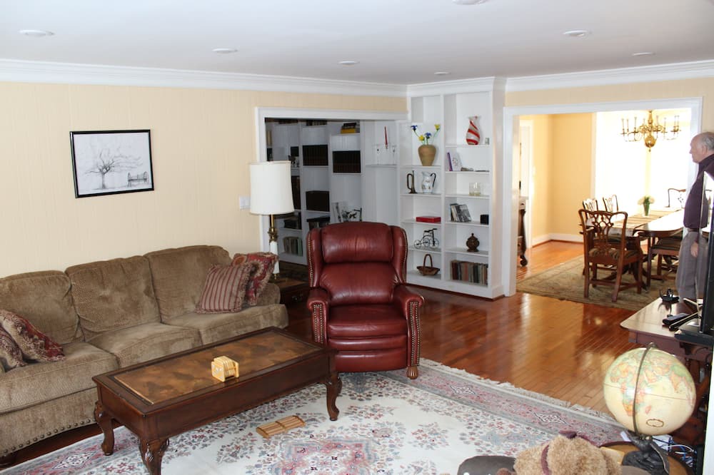 Photo of Livingroom in Lenox