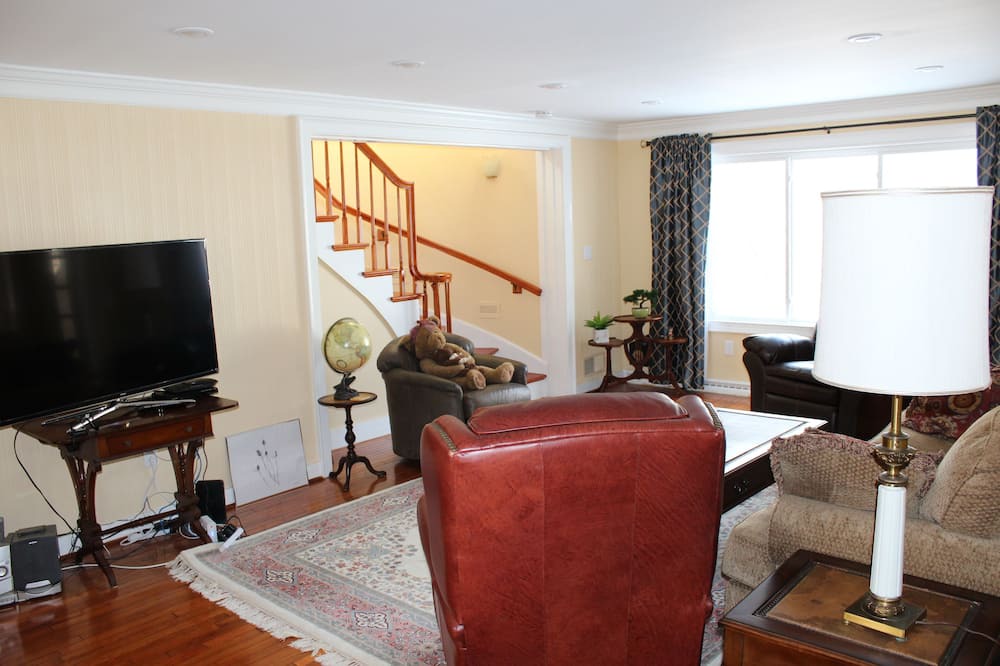 Photo of Livingroom in Lenox
