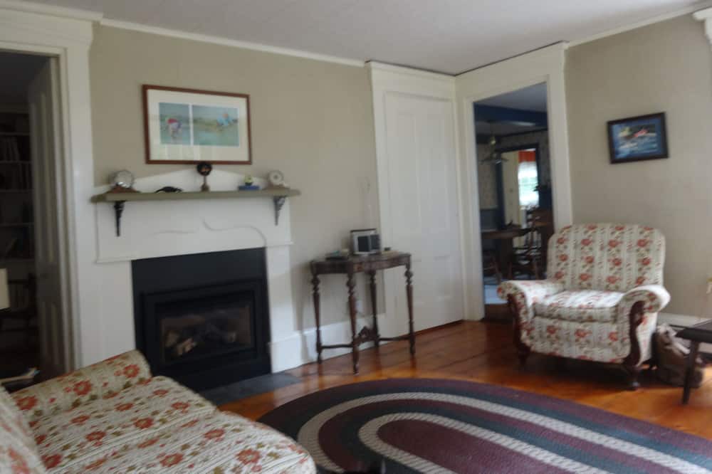 Photo of Livingroom in West Tremont