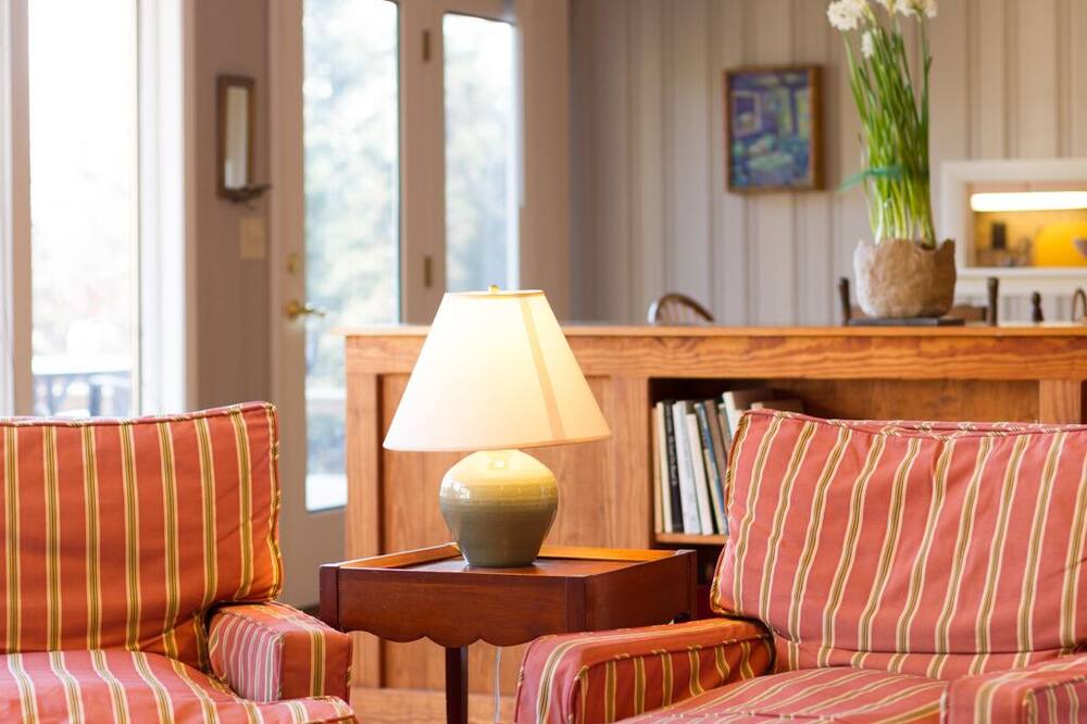 Photo of Livingroom in Mid-Coast and Islands